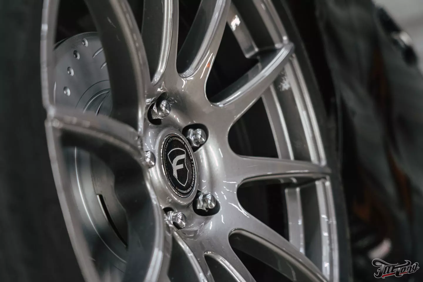 Техническое обслуживание Ford Mustang, установка усиленной тормозной системы, окрас и керамика дисков
